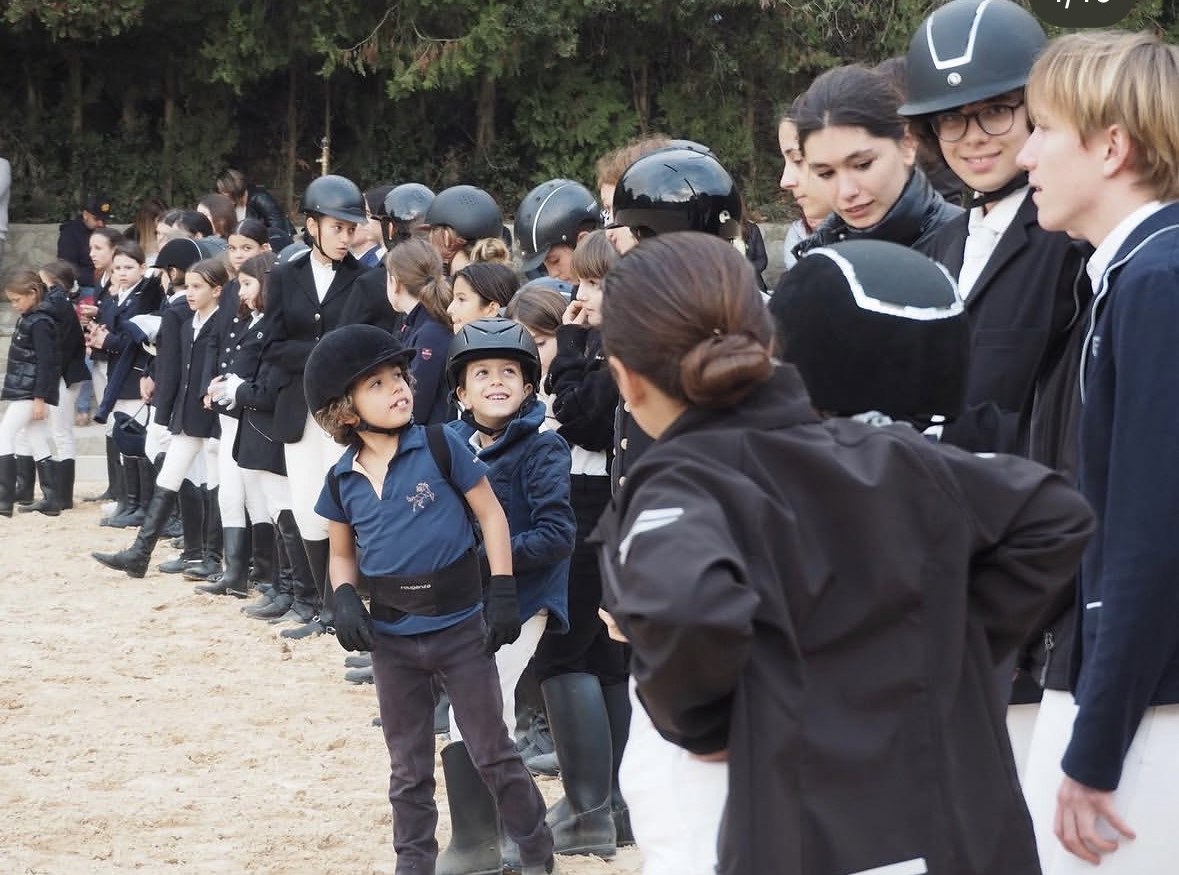 Jinetes infantiles en la entrega de premios de un concurso social del Club Hípico Vallromanes