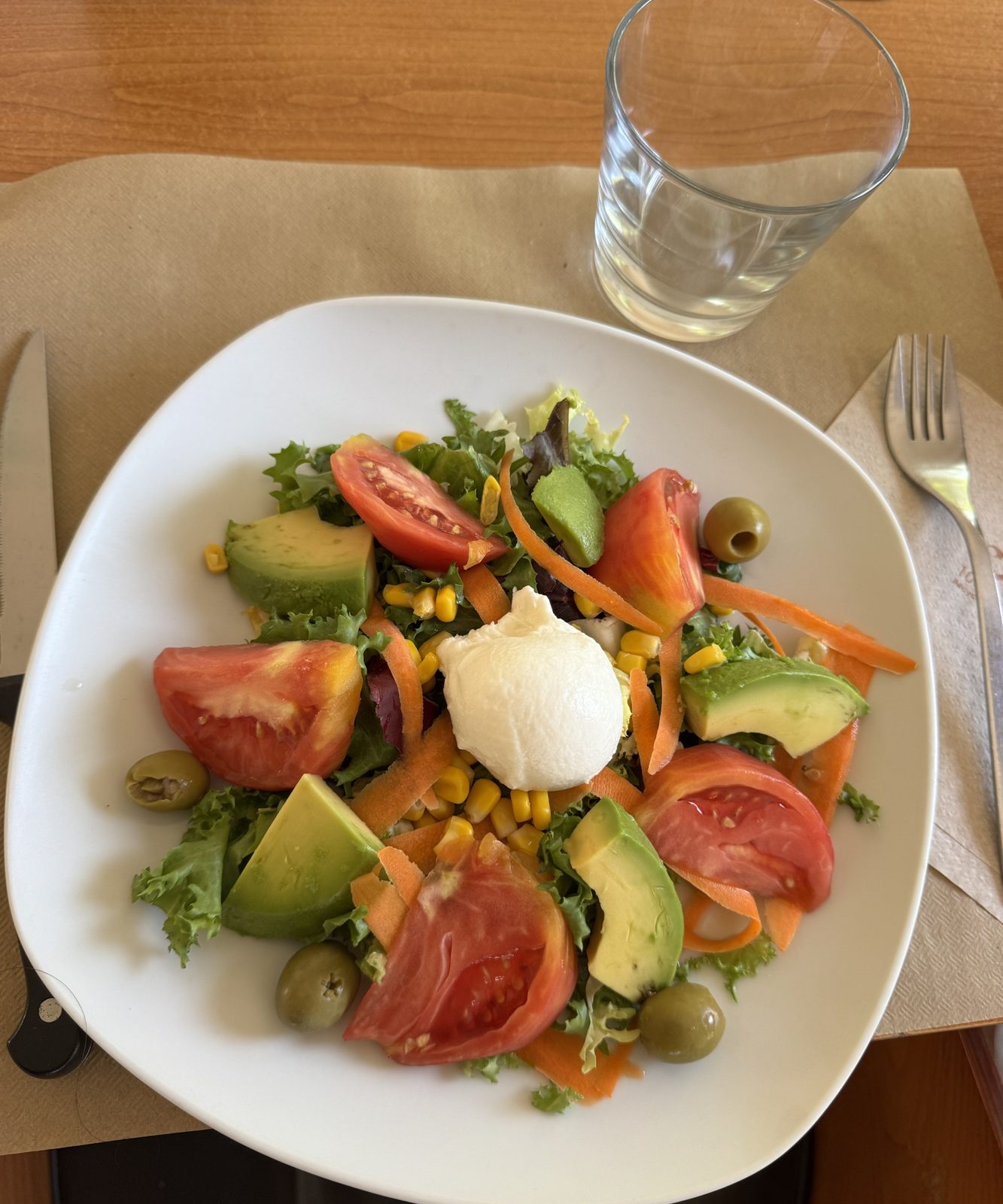 Ensalada de la casa con burrata, tomate y aguacate en el restaurante de la Hípica de Vallromanes
