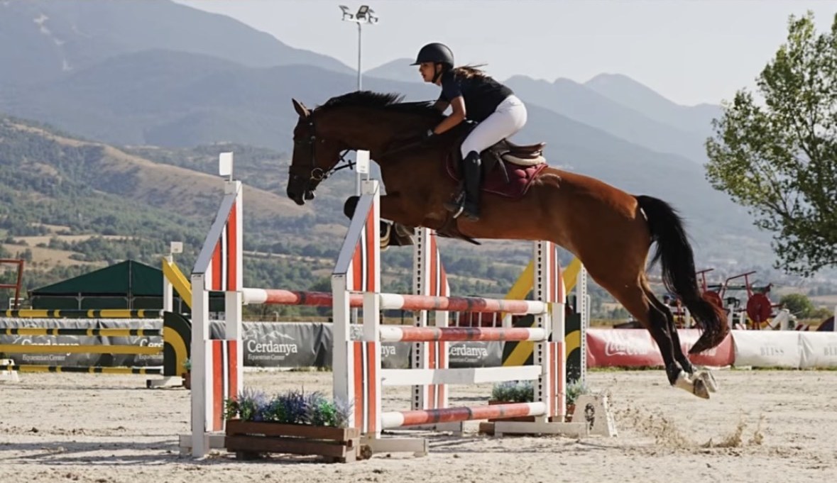 Amazona del Club Hípico Vallromanes saltando en un concurso en la Cerdanya